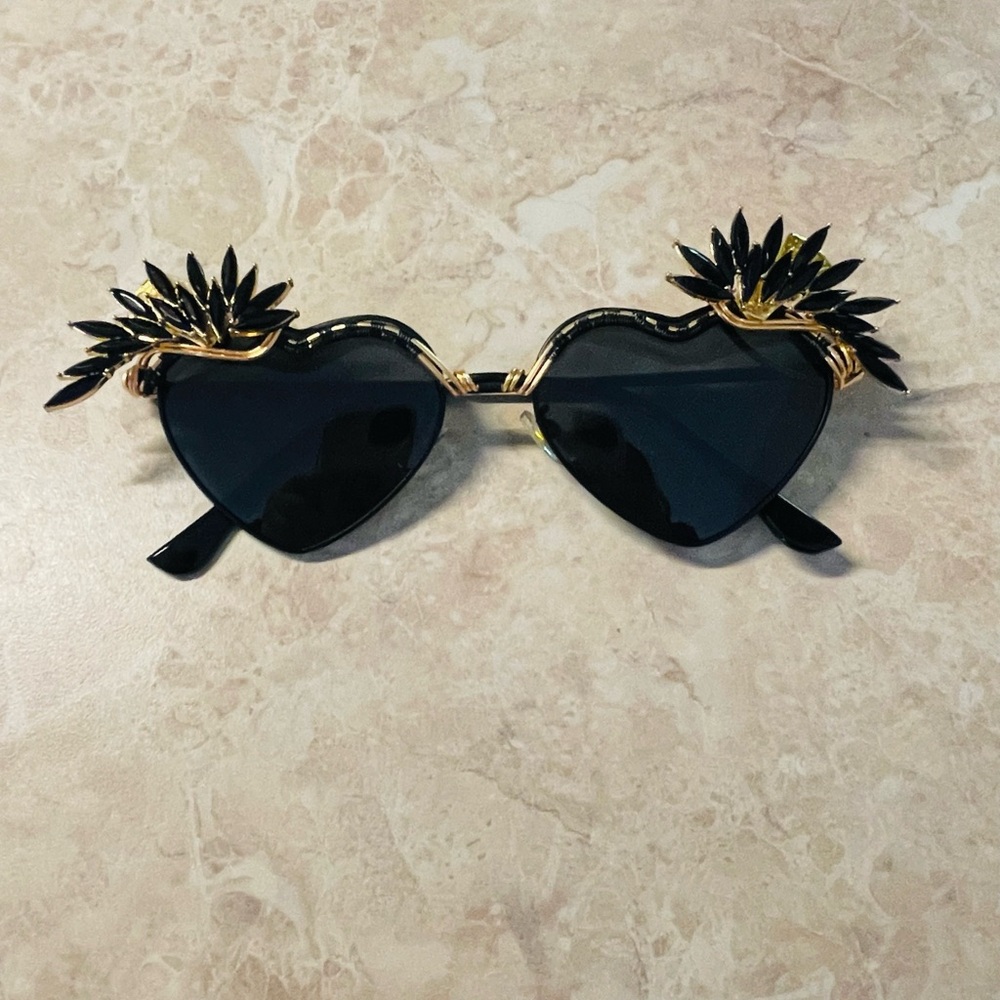 SPUNGLASSES Heart-Shaped Black and Gold Sunglasses with Spun Clips